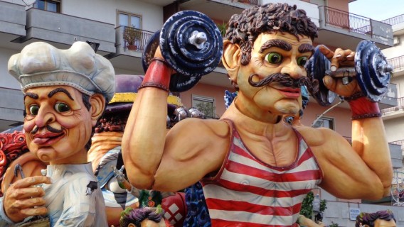 Tradizioni di Carnevale: dai carri allegorici alla satira della “Mascara”
