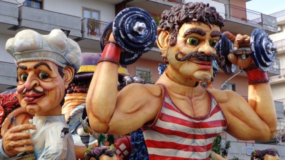 Tradizioni di Carnevale: dai carri allegorici alla satira della āMascaraā