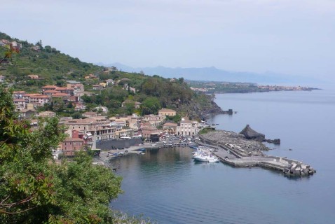 La riserva naturale orientale della Timpa: il mare ai piedi dell'Etna