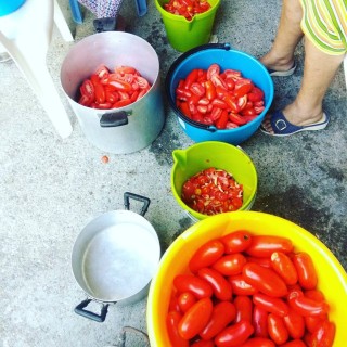 La tradizione della passata di pomodoro fatta in casa: i "Buttigghi"