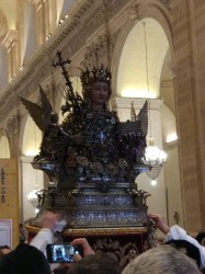 Sant'Agata davanti l'uscita della cattedrale