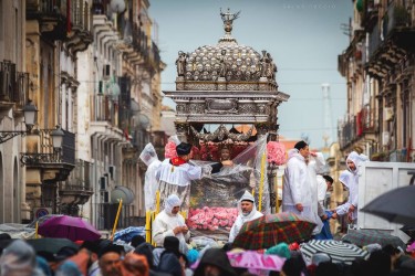 "Semu tutti devoti, tutti"