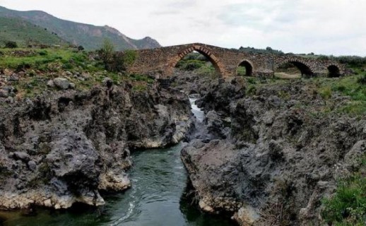 Ponte dei Saraceni: incontro fra Etna e Simeto