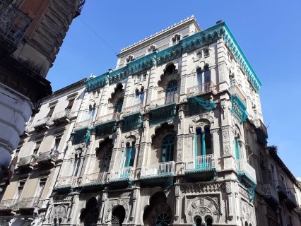 Palazzo Mazzone: trionfo architettonico in stile Moresco